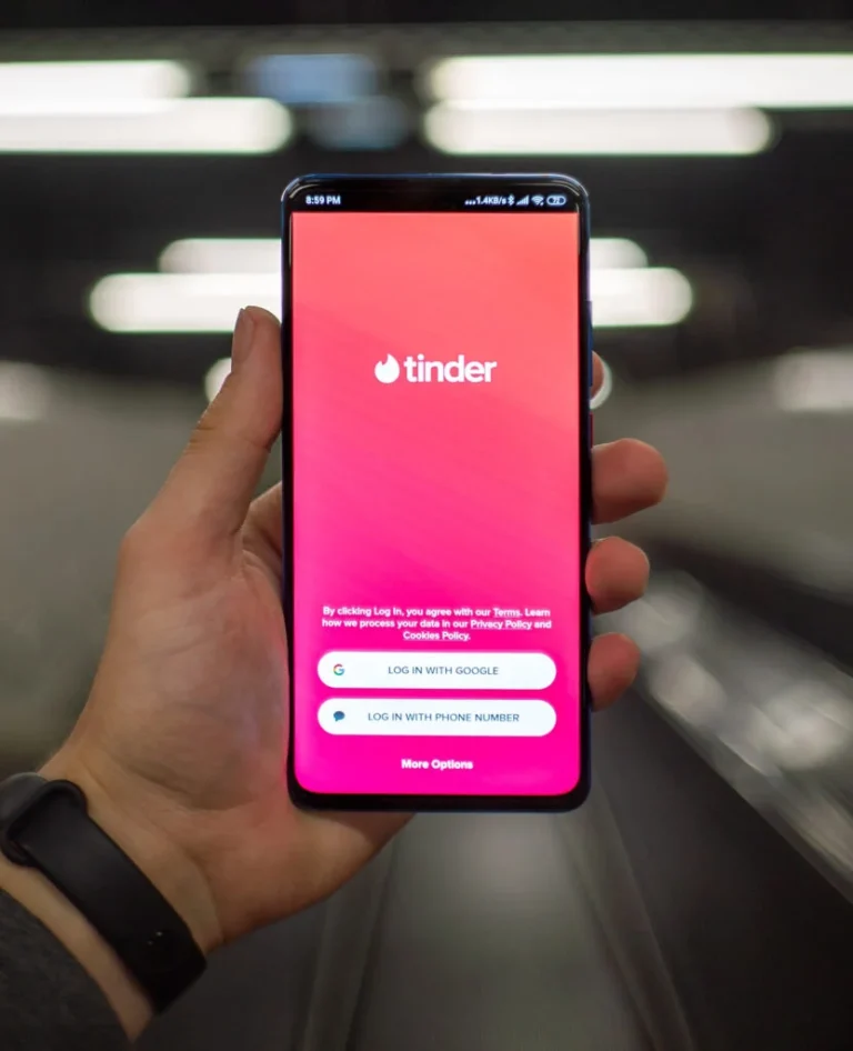 Tinder Nasıl Çevrimiçi Arkadaşlığı Tanımlayan Uygulama Haline Geldi?